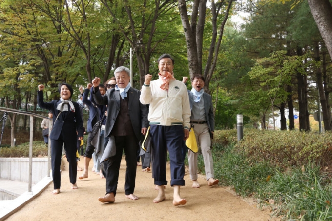 21일 갈미문학공원 맨발걷기길 개장식에서 김성제 의왕시장이 맨발로 걸으며 개장을 알리고 있다./사진제공=의왕시