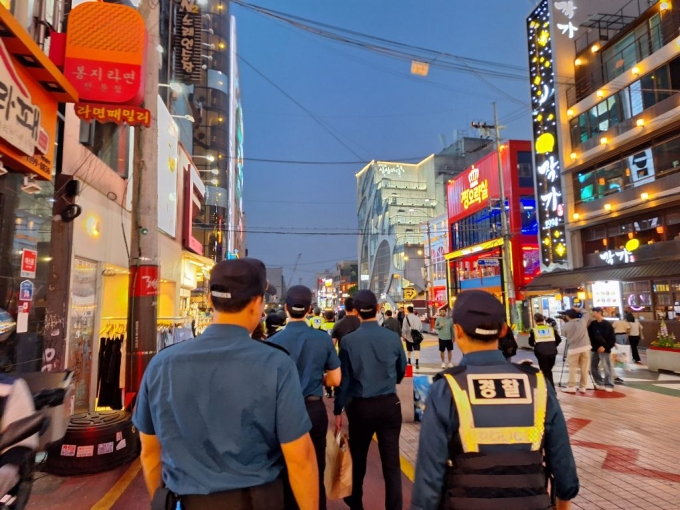 해당 사진은 기사와 무관함. 경찰이 주변 순찰 나서는 모습. /사진=김지은 기자