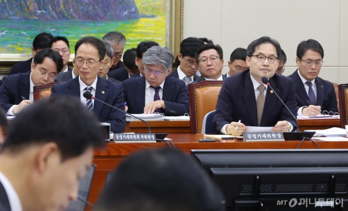 [서울=뉴시스] 조성봉 기자 = 한기정 공정거래위원장이 21일 오전 서울 여의도 국회 정무위원회에서 열린 공정거래위원회, 한국소비자원 등에 대한 국정감사에서 의원들의 질의를 듣고 있다. 2024.10.21. suncho21@newsis.com /사진=조성봉