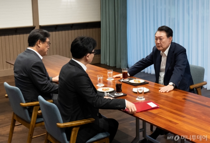 윤석열 대통령이 21일 서울 용산 대통령실 파인그라스에서 한동훈 국민의힘 대표와 면담하고 있다.맨 왼쪽은 정진석 대통령 비서실장.  2024.10.21.  *재판매 및 DB 금지 /사진제공=대통령실