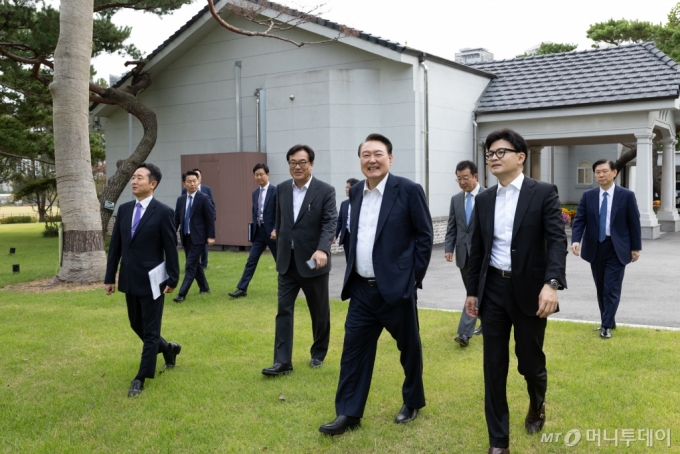 윤석열 대통령이 21일 서울 용산 대통령실 파인그라스 앞에서 한동훈 국민의힘 대표와 실내 면담에 앞서 함께 걸으며 대화를 나누고 있다. 앞열 오른쪽부터 한 대표, 윤 대통령, 정진석 대통령 비서실장, 이도운 홍보수석. (사진=대통령실 제공) 2024.10.21.   *재판매 및 DB 금지 