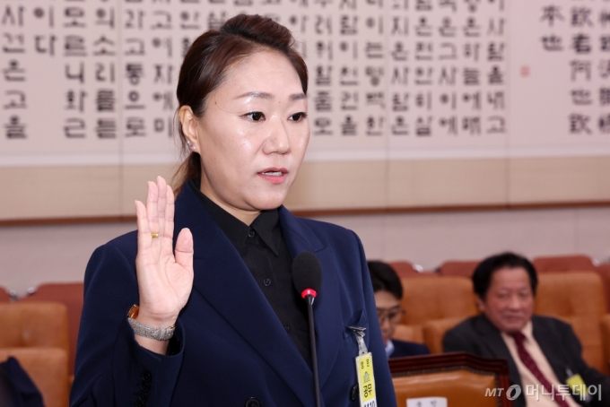 김건희 여사 공천 개입 의혹을 제기한 강혜경 씨가 21일 오후 서울 여의도 국회에서 열린 법제사법위원회의 대검찰청 국정감사에서 증인선서를 하고 있다. 2024.10.21. /사진=뉴시스 /사진=권창회