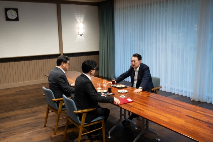 윤석열 대통령이 21일 서울 용산 대통령실 파인그라스에서 한동훈 국민의힘 대표와 면담을 하고 있다. /사진=대통령실 제공