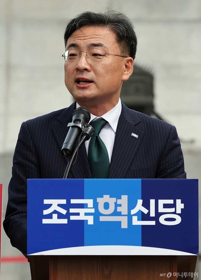 (서울=뉴스1) 김진환 기자 = 신장식 조국혁신당 의원이 광복절인 15일 오전 서울 종로구 광화문광장 이순신 장군 동상 앞에서 열린 기자회견에서 윤석열 정권의 대일굴종외교 규탄 및 김형석 독립기념관장 임명 철회를 촉구하고 있다. 2024.8.15/뉴스1  Copyright (C) 뉴스1. All rights reserved. 무단 전재 및 재배포,  AI학습 이용 금지. /사진=(서울=뉴스1) 김진환 기자