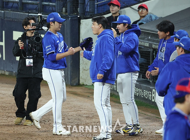 '2024 KBO 포스트시즌 한국시리즈 1차전' KIA-삼성전이 21일 광주-기아챔피언스필드에서 열렸다.  삼성 선발 원태인(왼쪽)이 4회말 2사 1,2루에서 KIA 최원준이 날린 타구를 처리한 뒤 더그아웃에서 동료들의 환영을 받고 있다. /사진=김진경 대기자