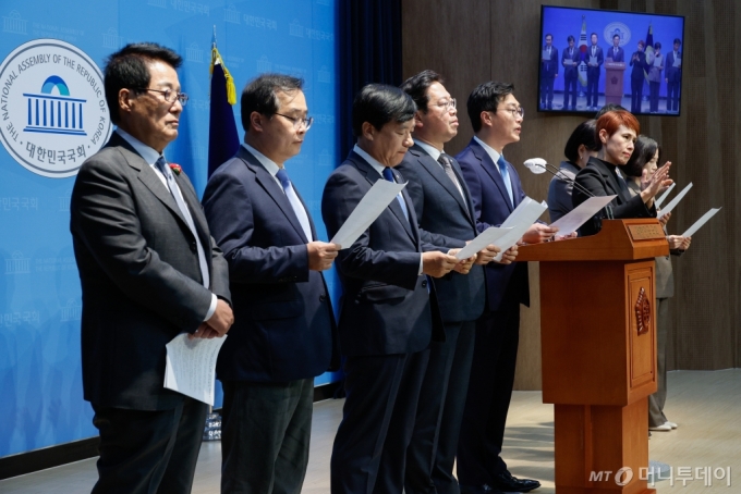 (서울=뉴스1) 안은나 기자 = 국회 법제사법위원회 더불어민주당, 조국혁신당 위원들이 22일 오후 서울 여의도 국회 소통관에서 동행명령장 수령을 거부하고 방해한 김건희 여사와 대통령실 등을 국회증언감정법 절차대로 법적 조치하겠다며 기자회견을 하고 있다. 왼쪽부터 박지원, 이건태, 이성윤, 김승원, 장경태, 전현희, 박균택, 박은정. 2024.10.22/뉴스1  Copyright (C) 뉴스1. All rights reserved. 무단 전재 및 재배포,  AI학습 이용 금지. /사진=(서울=뉴스1) 안은나 기자