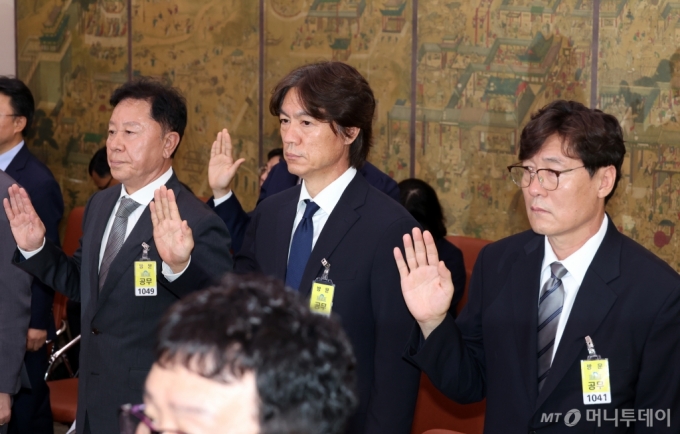 [서울=뉴시스] 고승민 기자 = 홍명보(가운데) 국가대표팀 감독이 24일 서울 여의도 국회에서 열린 문화체육관광위원회의 대한축구협회 등에 대한 현안질의에서 증인 선서를 하고 있다.   왼쪽은 정해성 전 국가대표전력강화위원장, 오른쪽은 이임생 대한축구협회 기술총괄이사. 2024.09.24. kkssmm99@newsis.com /사진=고승민