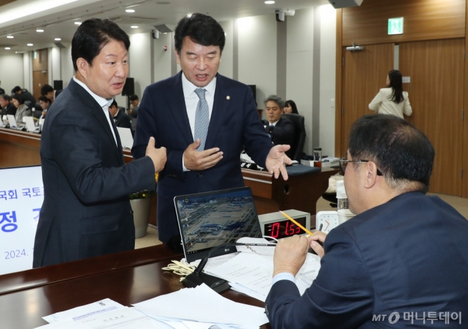 [인천공항=뉴시스] 공항사진기자단 = 국회 국토교통위원회 맹성규 위원장과 권영진·문석진 여야 간사가 22일 인천 중구 인천국제공항공사에서 열린 국회 국토교통위원회 국감 도중 자료 제출 문제로 논의를 하고 있다. 2024.10.22. photo@newsis.com /사진=