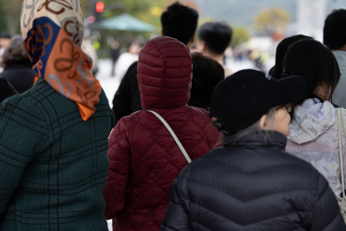 서울 세종대로 광화문사거리에서 두터운 외투를 입은 외국인 관광객들이 길을 거닐고 있다. /사진=뉴스1