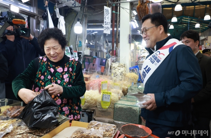 (서울=뉴스1) = 김병환 금융위원회 위원장이 22일 오전 소상공인·자영업자 지원 프로그램인 '새출발기금' 홍보활동을 하기 위해 경기도 안양중앙시장을 방문, 상인과 대화를 나누고 있다. (금융위원회 제공) 2024.10.22/뉴스1  Copyright (C) 뉴스1. All rights reserved. 무단 전재 및 재배포,  AI학습 이용 금지. /사진=(서울=뉴스1)