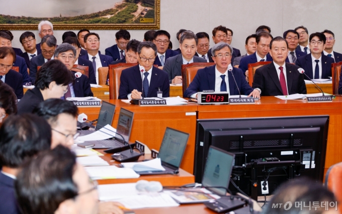 (서울=뉴스1) 안은나 기자 = 정기환 한국마사회 회장이 22일 오전 서울 여의도 국회 농림축산식품해양수산위원회에서 열린 한국농수산식품유통공사·한국농어촌공사·한국마사회 등 국정감사에 출석해 의원 질의에 답하고 있다. 2024.10.22/뉴스1  Copyright (C) 뉴스1. All rights reserved. 무단 전재 및 재배포,  AI학습 이용 금지. /사진=(서울=뉴스1) 안은나 기자