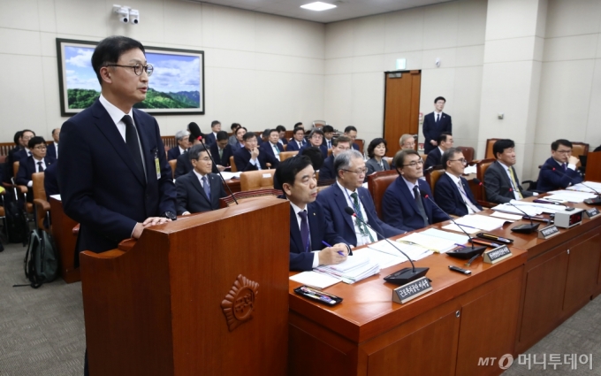 (서울=뉴스1) 이광호 기자 = 윤태양 삼성전자 부사장이 22일 오후 서울 여의도 국회에서 열린 환경노동위원회의 근로복지공단, 한국산업인력공단 등에 대한 국정감사에서 의원 질의에 답하고 있다. 2024.10.22/뉴스1  Copyright (C) 뉴스1. All rights reserved. 무단 전재 및 재배포,  AI학습 이용 금지. /사진=(서울=뉴스1) 이광호 기자