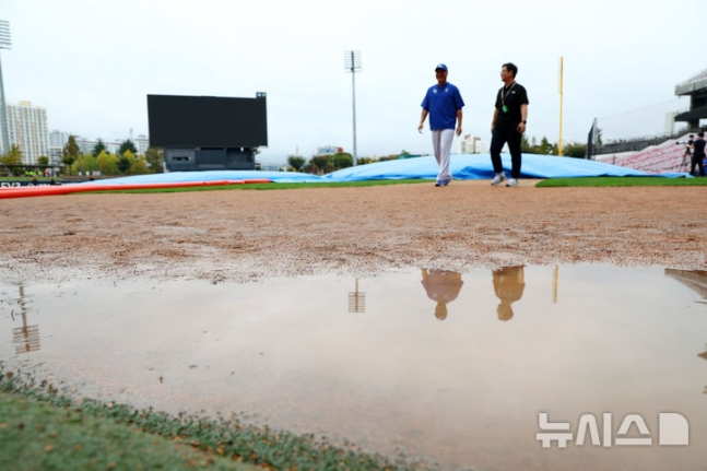 전날(21일) 우천으로 서스펜디드 경기가 선언된 2024 KBO 포스트시즌 한국시리즈 1차전 재개를 앞둔 22일 광주 북구 광주-기아챔피언스필드에 빗물이 고여 있다. /사진=뉴시스