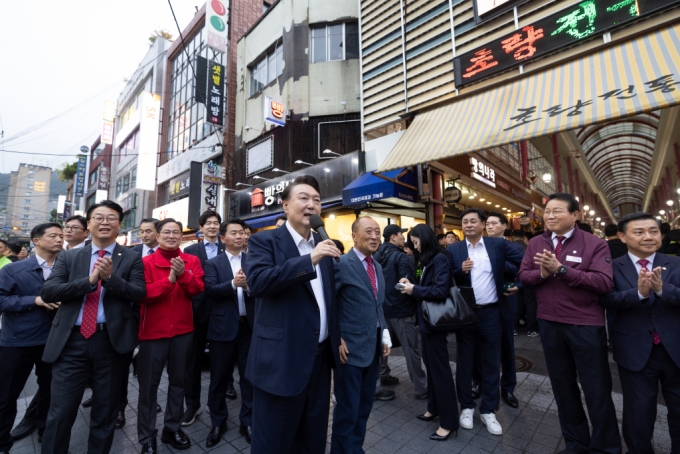 윤석열 대통령이 22일 부산 동구 초량시장에서 상인들에게 격려의 말을 하고 있다. /사진=대통령실 제공