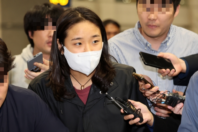 지난 22일 오후 인천국제공항 제1여객터미널을 통해 귀국한 안세영이 취재진 질문에 답하고 있다. /사진=뉴시스 