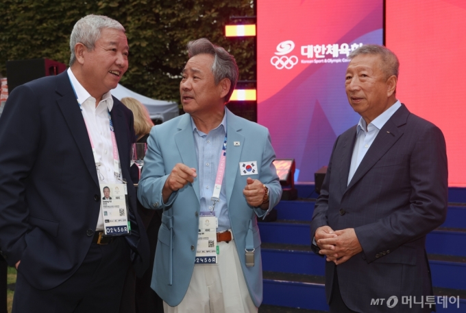 (파리(프랑스)=뉴스1) 이준성 기자 = 이기흥 대한체육회장과 세르미앙 응 IOC 부회장(오른 쪽), 자이칭 유 IOC 위원이 2일 새벽(한국시간) 프랑스 파리에 2024 파리올림픽 기간동안 마련된 ‘코리아 하우스’에서 열린 ‘한국의 날’ 행사에 참석해 대화를 나누고 있다.   ‘한국의 날’ 행사는 국제올림픽위원회(IOC)와 국내외 주요 스포츠 인사 등을 초청해 국제적으로 교류하는 이벤트로 만찬과 함께 다양한 볼거리와 즐길 거리를 제공한다. 2024.8.2/뉴스1  Copyright (C) 뉴스1. All rights reserved. 무단 전재 및 재배포,  AI학습 이용 금지. /사진=(파리(프랑스)=뉴스1) 이준성 기자