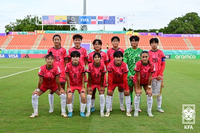 김은정 감독 "선수들 눈물 흘리지 않길"... 한국 U-17 여자축구, 미국에 0-5 완패 '월드컵 조별리그 탈락'