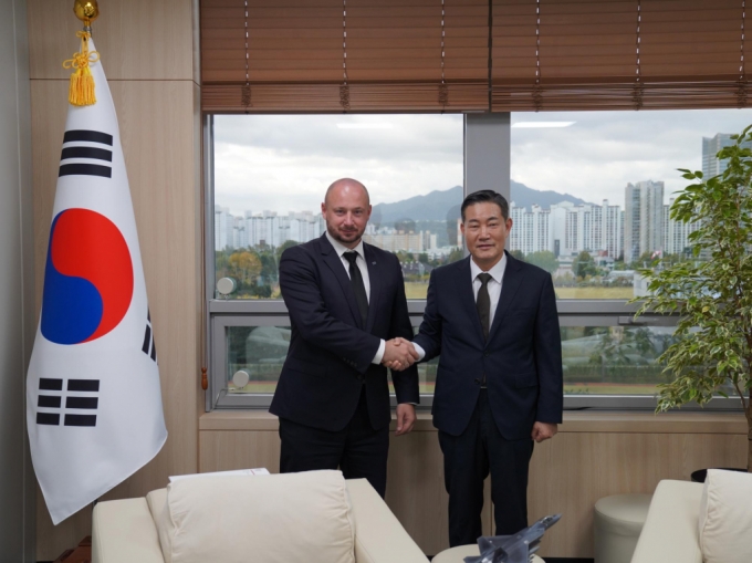 신원식 국가안보실장이 23일 오전 서울 용산 대통령실 청사에서 안제이 두다 폴란드 대통령의 국빈 방한을 수행하기 위해 방한한 야첵 시에비에라 폴란드 대통령실 국가안보실장과 면담을 가지며 기념촬영 하고 있다. /사진=대통령실 제공