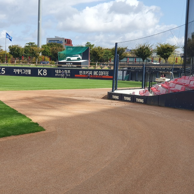 23일 KIA와 삼성의 2024 KBO 한국시리즈 1차전이 열릴 광주-기아챔피언스필드의 1루 파울 라인 밖 그라운드. 오후 12시경 새 흙을 덮고 다지는 작업이 한창 진행 중이다. /사진=김동윤 기자