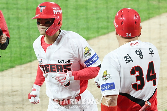 '2024 KBO 포스트시즌 한국시리즈 2차전' KIA-삼성전이 23일 광주-기아챔피언스필드에서 열렸다.  KIA 김도영이 2회말 2사에서 우월 1점 홈런을 날린 후 홈인하고 있다. /사진=김진경 대기자