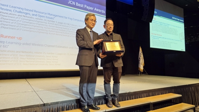 김동성 금오공대  ICT융합특성화연구센터장(오른쪽)과 정성호 한국통신학회장./사진제공=금오공대