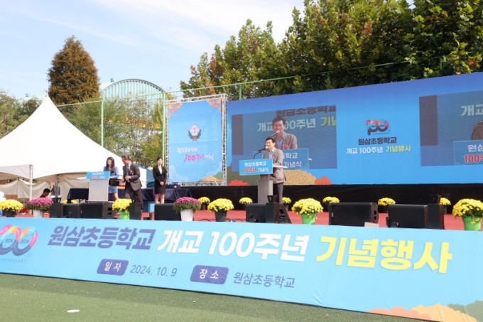 이상일 용인특례시장이 지난 9일 원삼초등학교 100주년 기념행사에서 축사를 하고 있다./사진제공=용인시