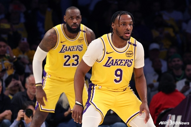 르브론 제임스(왼쪽)와 브로니 제임스가  2024~2025시즌 NBA 개막전 미네소타 팀버울브스와 경기를 함께 뛰고 있다. /AFPBBNews=뉴스1