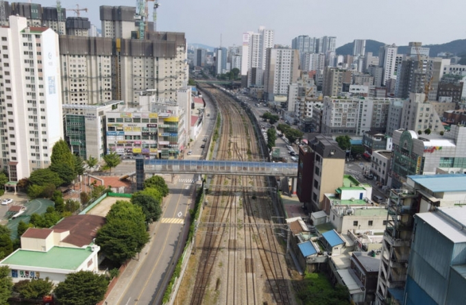 경부선이 지나는 안양역 부근 전경./사진제공=안양시