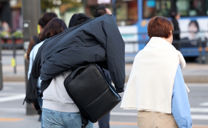 서울 아침 기온이 10도로 떨어져 쌀쌀한 날씨를 보인 2일 오전 서울 종로구 광화문네거리에서 시민들이 두터운 외투를 입은 채 출근길을 서두르고 있다. /사진=뉴스1