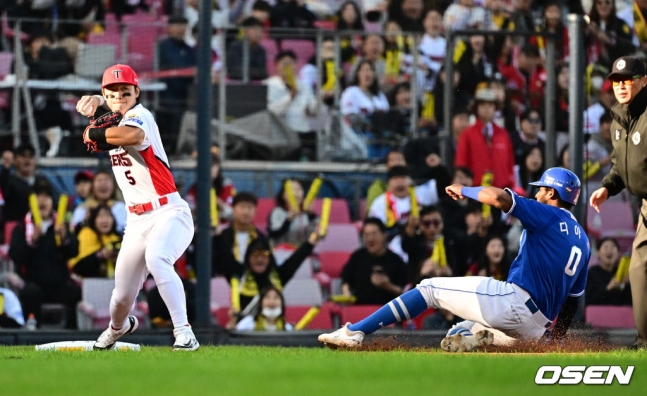 삼성의 르윈 디아즈(오른쪽)가 23일 광주에서 열린 2024 KBO 한국시리즈 1차전 6회초 무사 1,2루에서 김영웅의 번트 시도 때 3루에서 아웃 당하고 있다