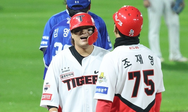 '2024 KBO 포스트시즌 한국시리즈 1차전' KIA-삼성전이 21일 광주-기아챔피언스필드에서 열렸다. KIA 김선빈(가운데)이 2회말 2사에서 큼작한 좌월 3루타를 날리고 출루한 후 홈런이 아닌 걸 아쉬워하고 있다. /사진=김진경 대기자