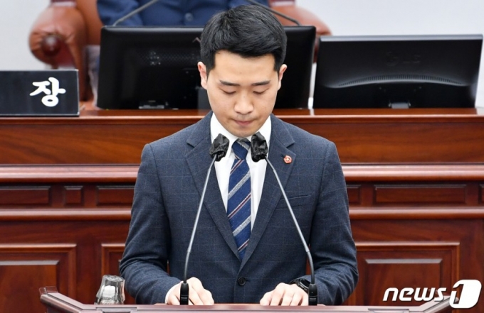 음주운전으로 제주도의회 본회의장에서 공개사과하고 있는 강경흠 전 제주도의원.(제주도의회 제공)