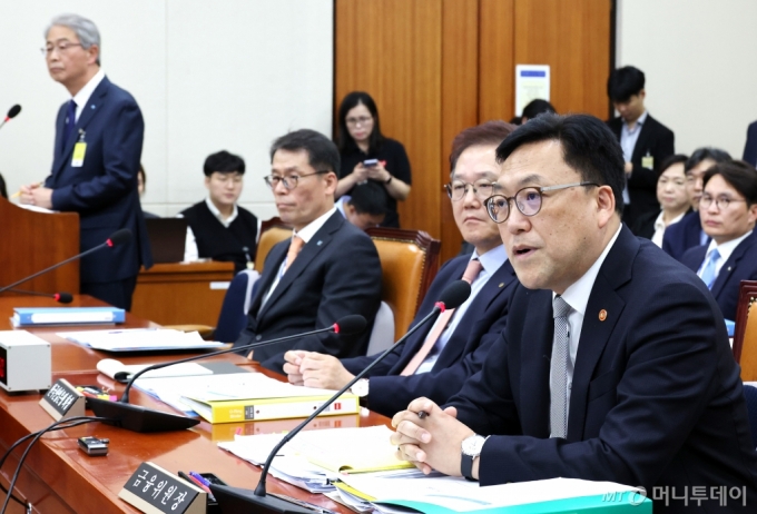 [서울=뉴시스] 조성우 기자 = 김병환(오른쪽) 금융위원회 위원장이 10일 오후 서울 여의도 국회에서 열린 정무위원회의 금융위원회, 한국산업은행, 중소기업은행에 대한 국정감사에서 의원 질문에 답변하고 있다. 왼쪽은 임종룡 우리금융그룹 회장. 2024.10.10. xconfind@newsis.com /사진=조성우