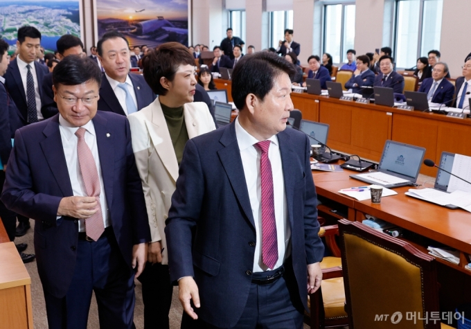  24일 오전 서울 여의도 국회 국토교통위원회에서 열린 국토교통부·행정중심복합도시건설청·새만금개발청 종합 국정감사 도중 맹성규 위원장과 야당 의원들이 대통령 관저 불법 증축 의혹과 관련, 김태영 21그램 대표, 이재선 원탑종합건축 대표, 전해갑 아원고택 대표에 대한 동행명령장 발부를 의결하려고 하자 권영진 국민의힘 간사를 비롯한 여당 의원들이 이에 반발해 퇴장하고 있다. 2024.10.24/뉴스1  Copyright (C) 뉴스1. All rights reserved. 무단 전재 및 재배포,  AI학습 이용 금지. 