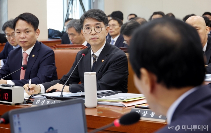 [서울=뉴시스] 조성봉 기자 = 김완섭 환경부 장관과 이병화(왼쪽) 차관이 24일 오전 서울 여의도 국회 환경노동위원회에서 열린 환경부 등에 대한 종합 국정감사에서 이학영 의원의 질의를 경청하고 있다.  2024.10.24. suncho21@newsis.com /사진=조성봉