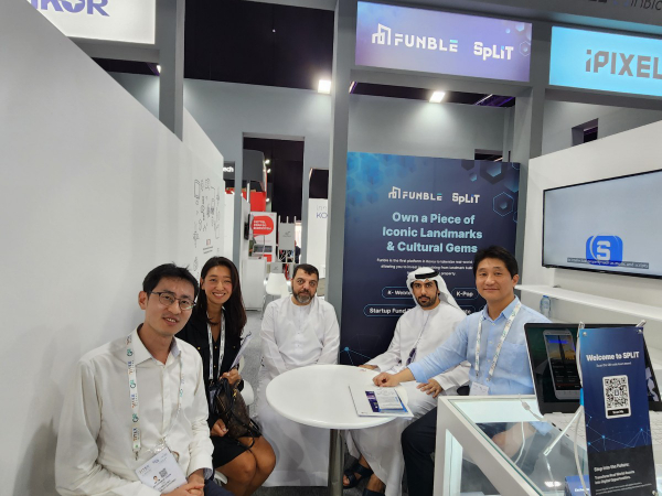 GITEX DUBAI 2024에서 펀블 부스를 방문한 칼리드 발루시 UAE 대통령실 비서관과 펀블 조찬식 대표(오른쪽 1번째). /사진제공=펀블