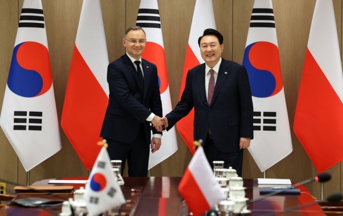 윤석열 대통령이 24일 서울 용산 대통령실 청사에서 국빈방한한 안제이 두다 폴란드 대통령과 한-폴란드 확대정상회담에 앞서 기념촬영하고 있다. /사진=뉴시스