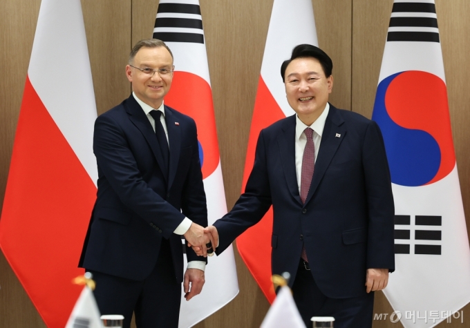 [서울=뉴시스] 최진석 기자 = 윤석열 대통령이 24일 서울 용산 대통령실 청사에서 국빈방한한 안제이 두다 폴란드 대통령과 한-폴란드 확대정상회담에 앞서 기념촬영하고 있다. 2024.10.24. myjs@newsis.com /사진=최진석