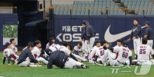 2024 세계야구소프트볼협회(WBSC) 프리미어12에 출전하는 대한민국 야구대표팀 선수들이 24일 오후 서울 구로구 고척스카이돔에서 열린 대표팀 첫 훈련에서 몸을 풀고 있다.  이날 훈련은 한국시리즈가 진행 중인 관계로 기아와 삼성 소속 선수를 제외하고 진행됐다.  대표팀은 내달 1일과 2일 쿠바 대표팀과 평가전을 치르고 8일에 대만으로 출국한다. /사진=뉴스1