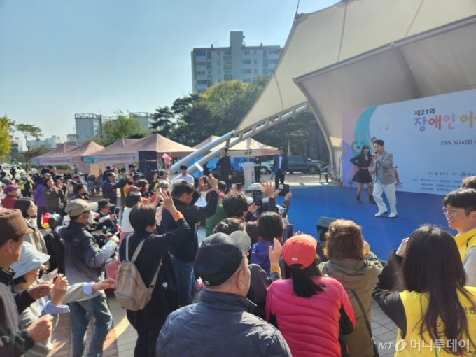 21일 서울 강서구 방화동 방화근린공원에서 열린 '제21회 장애인 어울림한마당'에서 트로트가수 박군이 공연을 하고 있다.  /사진=정세진 기자 /사진=정세진 기자 