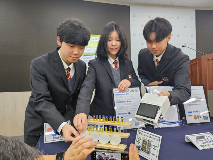 제70회 전국과학전람회에서 대통령상을 수상한 경기북과학고 학생들이 작품을 선보이고 있다./사진제공=경기도교육청