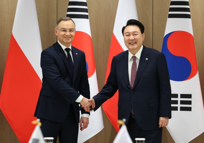 윤석열 대통령이 24일 서울 용산 대통령실 청사에서 국빈방한한 안제이 두다 폴란드 대통령과 한-폴란드 확대정상회담에 앞서 기념촬영하고 있다. /사진=뉴시스