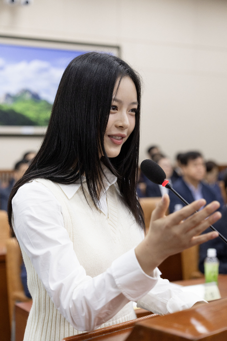  뉴진스 멤버 하니 팜이  지난 15일 오후 서울 여의도 국회에서 열린 환경노동위원회의 경제사회노동위원회, 중앙노동위원회, 최저임금위원회 등에 대한 국정감사에서 직장 내 괴롭힘 문제와 관련해 증언하고 있다. /사진=뉴스1