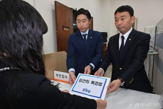 [서울=뉴시스] 고승민 기자 = 더불어민주당 김용만 원내부대표(왼쪽부터)와 김용민 원내정책수석부대표가 17일 서울 여의도 국회 의안과에 ‘김건희 특검법’을 제출하고 있다. 2024.10.17. photo@newsis.com /사진=고승민