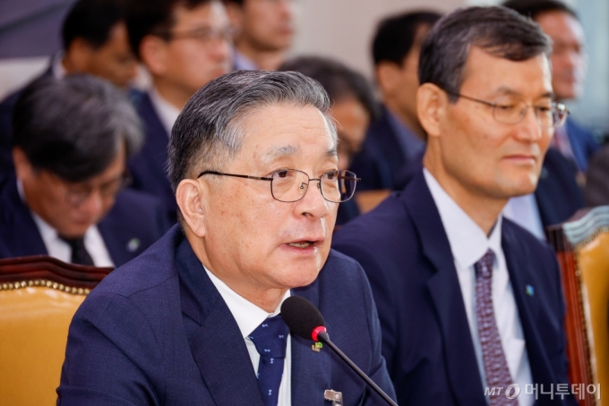 (서울=뉴스1) 안은나 기자 = 이한준 한국토지주택공사(LH) 사장이 10일 오후 서울 여의도 국회 국토교통위원회에서 열린 한국토지주택공사, 국토안전관리원 등 국정감사에서 의원 질의에 답하고 있다. 2024.10.10/뉴스1  Copyright (C) 뉴스1. All rights reserved. 무단 전재 및 재배포,  AI학습 이용 금지.