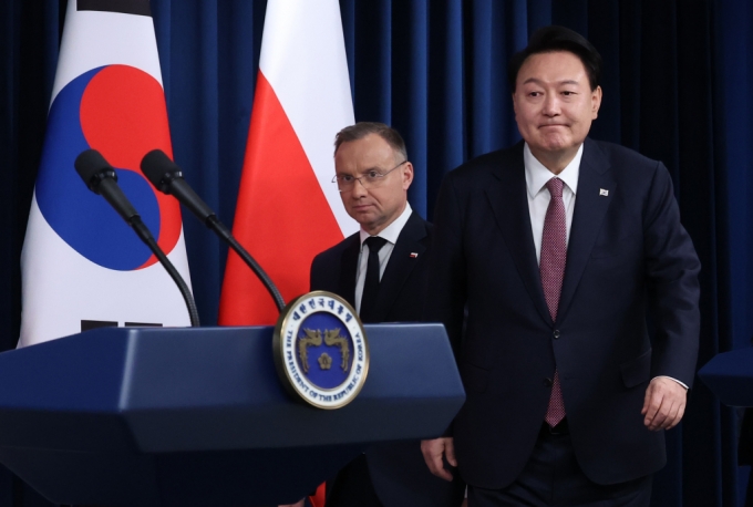 윤석열 대통령과 국빈 방한한 안제이 두다 폴란드 대통령이 24일 서울 용산 대통령실 청사에서 공동언론발표를 위해 브리핑실에 입장하고 있다. /사진=뉴시스