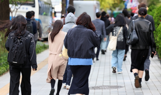 서울 중구 세종대로에서 시민들이 이동하고 있다. /사진=뉴시스