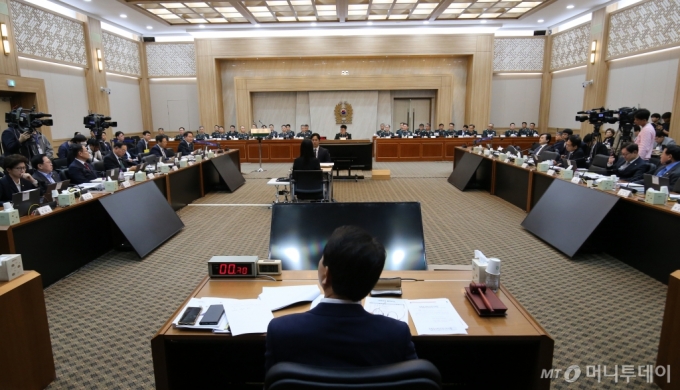 육군 3성 장군 출신인 한기호 국민의힘 의원이 최근 신원식 국가안보실장에게 '러시아에 파병된 북한군을 공격해 대북(對北) 심리전 소재로 활용해야 한다'는 주장을 두고 여야 간 공방이 벌어지면서 국회 국방위원회가 파행을 빚었다. 사진은 지난 17일 충남 계룡대에서 국회 국방위원회의 육군본부에 대한 국정감사가 진행되고 있는 모습. / 사진=뉴스1