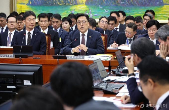 [서울=뉴시스] 조성우 기자 = 김병환(가운데) 금융위원장이 24일 오후 서울 여의도 국회에서 열린 정무위원회의 금융위원회, 금융감독원에 대한 종합감사에서 의원 질문에 답변하고 있다. 2024.10.24. xconfind@newsis.com /사진=조성우