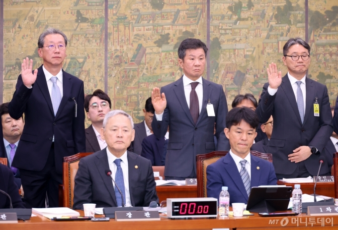 [서울=뉴시스] 고승민 기자 = 정몽규 대한축구협회장이 24일 서울 여의도 국회에서 열린 문화체육관광위원회의 문화체육관광부 등 산하 공공기관 등 종합감사에서 증인선서를 하고 있다. 2024.10.24. kkssmm99@newsis.com /사진=고승민